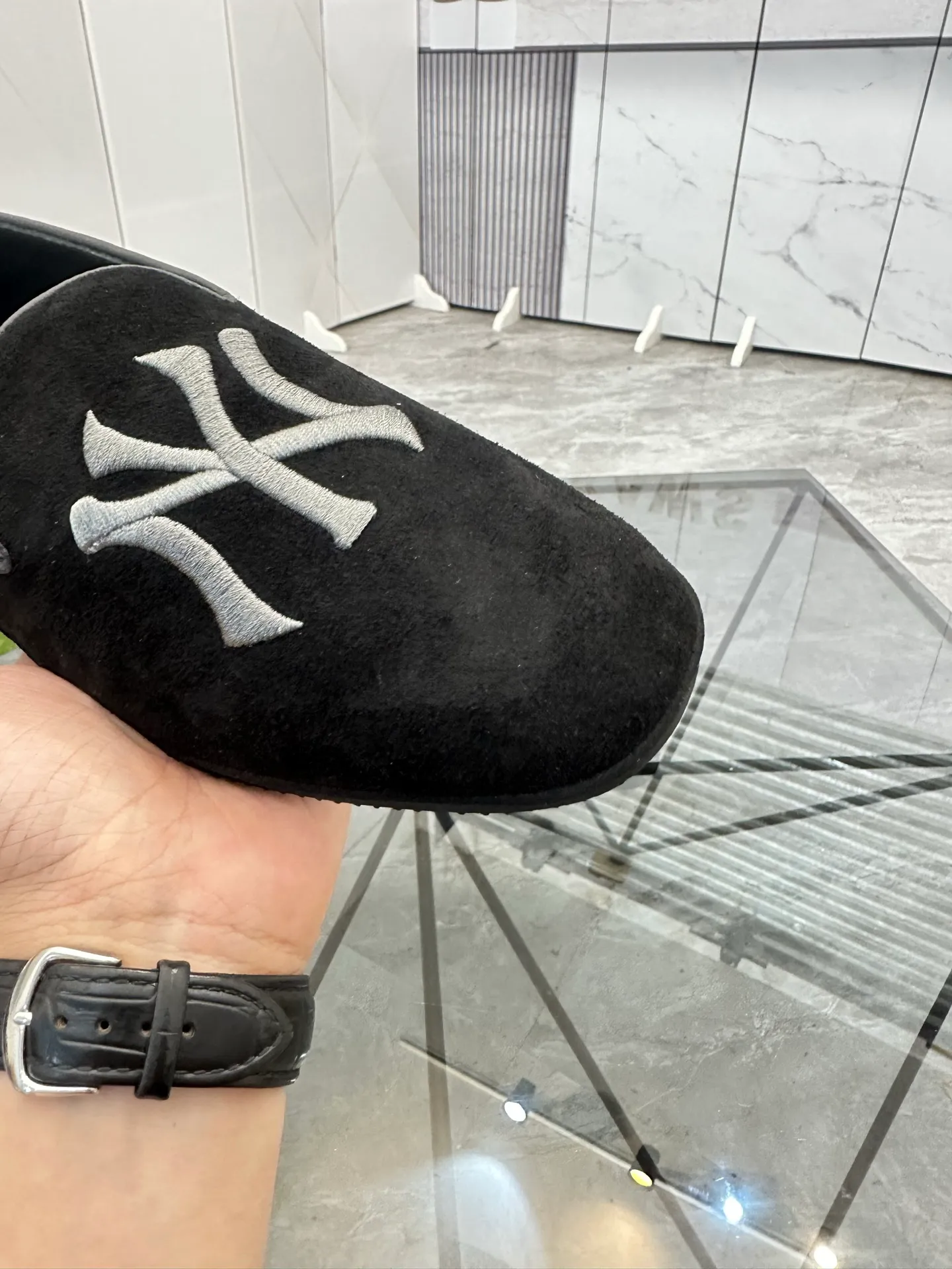 Men's shoes for sale💰: 💰P460¥ Product trademark: Gucci* "Gucci*" slip-on shoes, lazy shoes, regular size: 38-44. (can be customized to 45.) Product materials: imported first-layer nubuck leather upper, water-dyed cowhide lining, original outsole. No.: D301